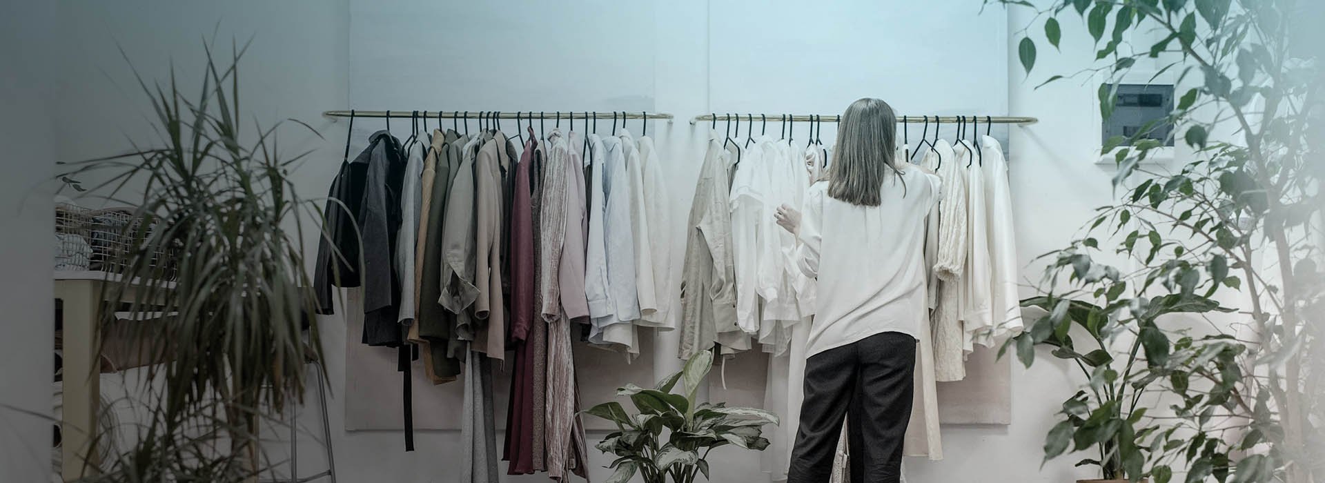 FOUR WAYS RETAILERS CAN OVERCOME THE BARRIERS TO AI ADOPTION-1920x700